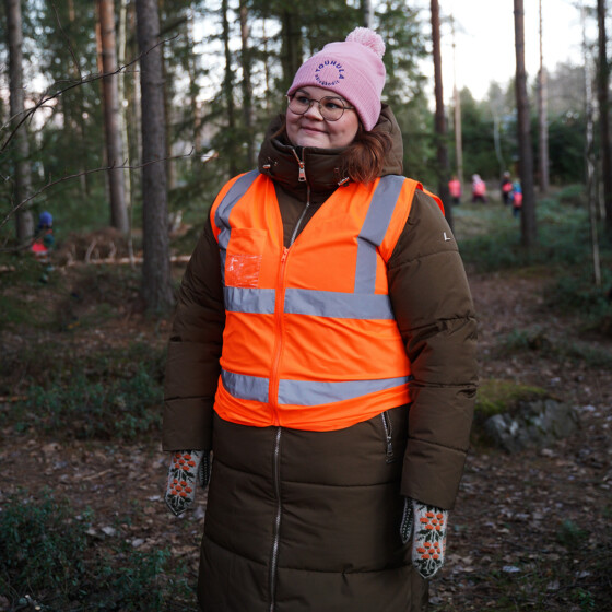 Varhaiskasvatuksen opettaja metsäretkellä lasten kanssa